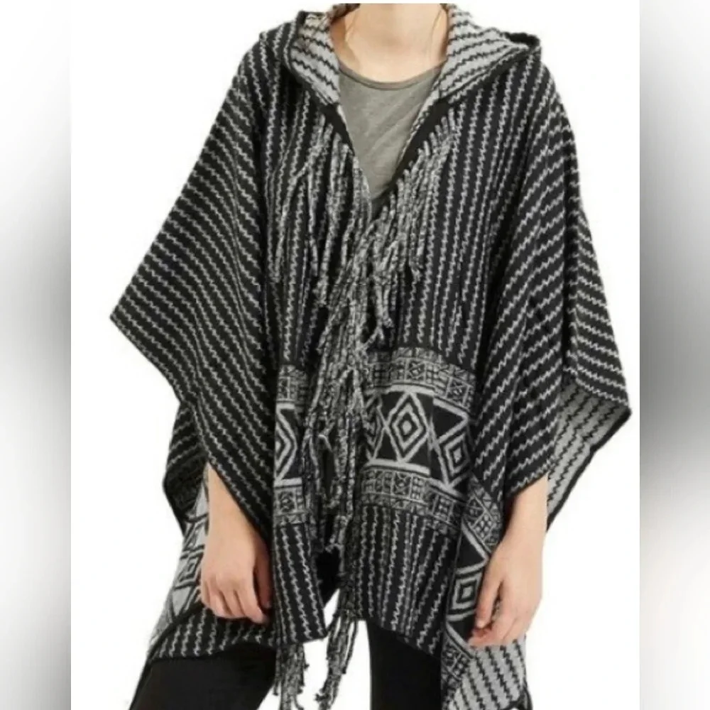 TOPSHOP Black and White Hooded Tassel Poncho one size NWT - Picture 2 of 10